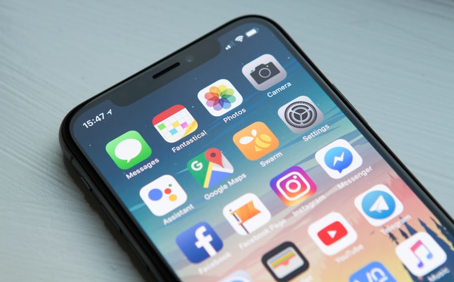 Elde akıllı telefon ve uygulama ekranı