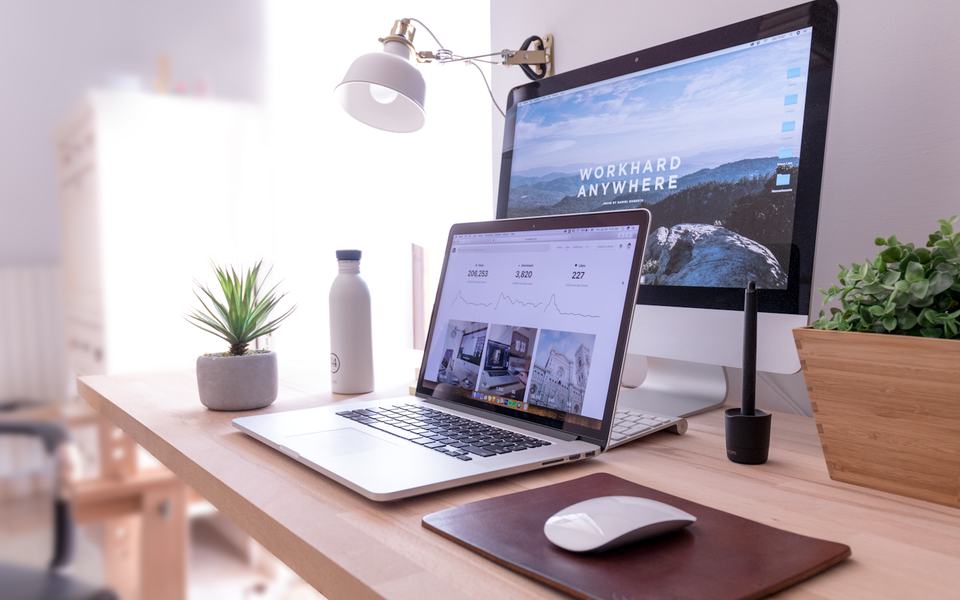 Masaüstü ekranda kurumsal web sitesi